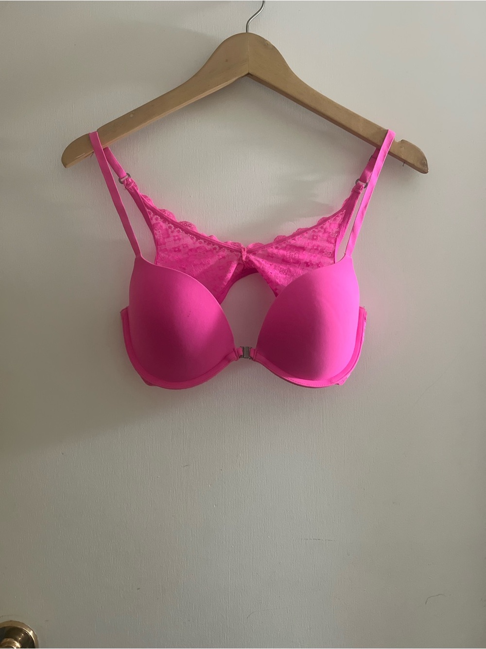 Gilly Hicks Hot Pink Front-Closure Lace-Back Push-Up Bra
